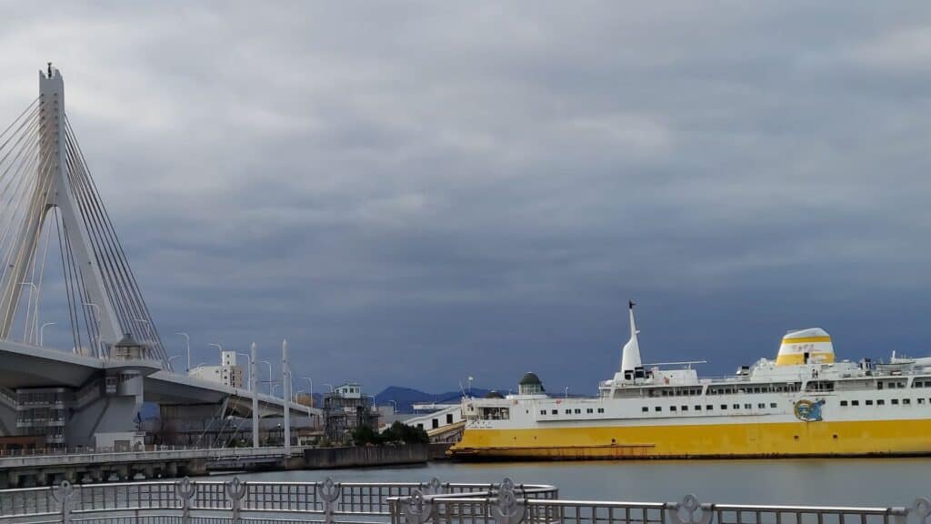 Hakkodamaru and the Aomori Bay Bridge