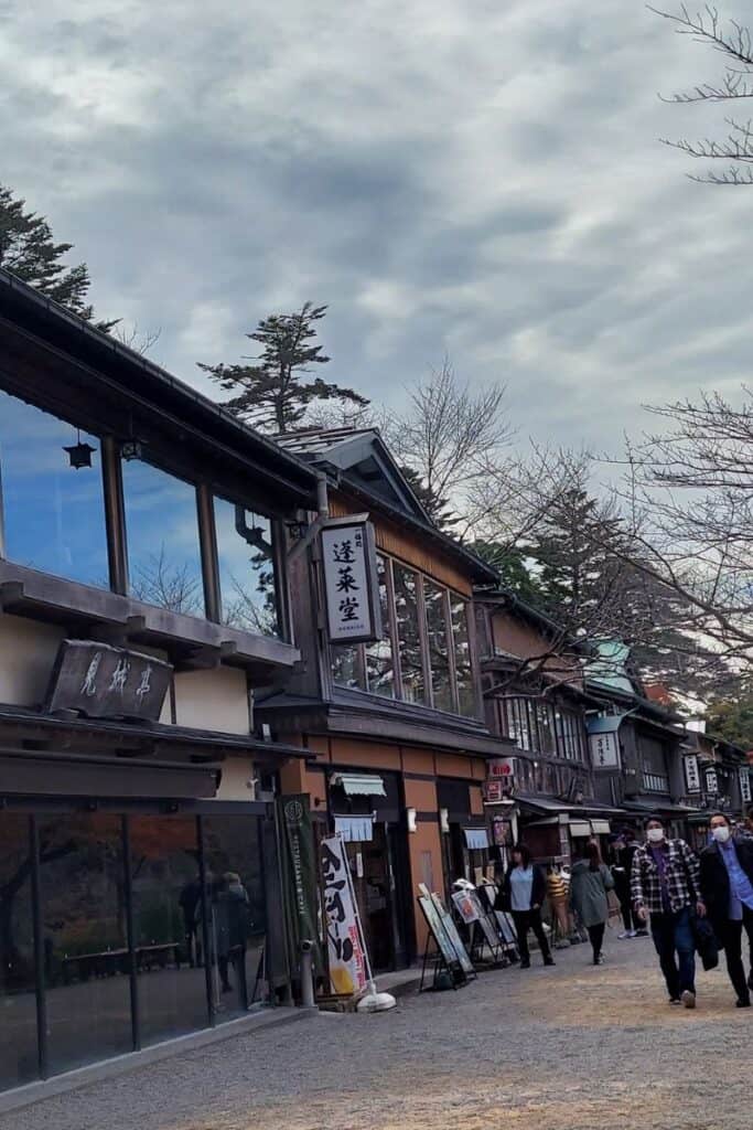 Shops to Kenrokuen
